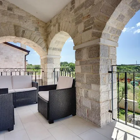 别墅 Near Rovinj With Pool And Sea Views 罗维尼村