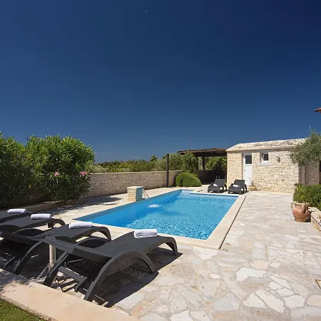 别墅 Near Rovinj With Pool And Sea Views *