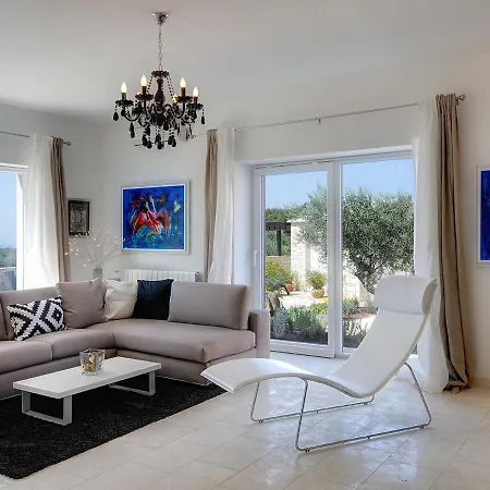 Near Rovinj With Pool And Sea Views *