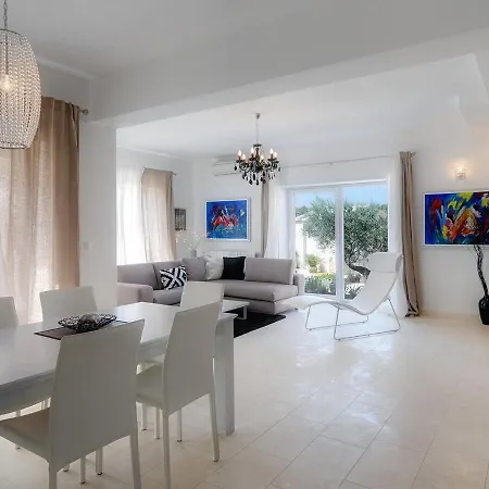 Near Rovinj With Pool And Sea Views * 罗维尼村