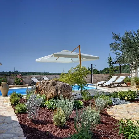 Near Rovinj With Pool And Sea Views 别墅 *