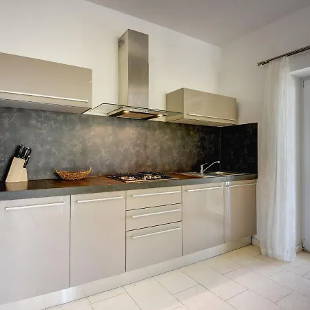 Near Rovinj With Pool And Sea Views * 罗维尼村