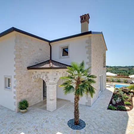 Near Rovinj With Pool And Sea Views 别墅 *