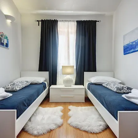 Near Rovinj With Pool And Sea Views * 罗维尼村