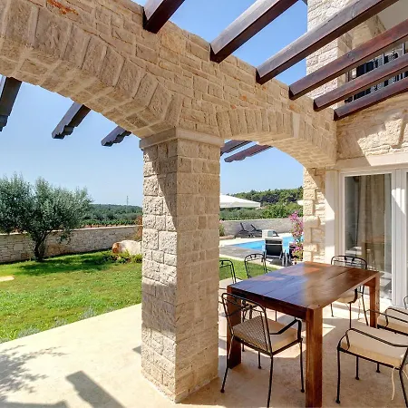 Near Rovinj With Pool And Sea Views 罗维尼村