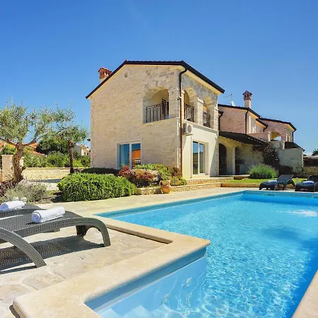 Near Rovinj With Pool And Sea Views * 罗维尼村