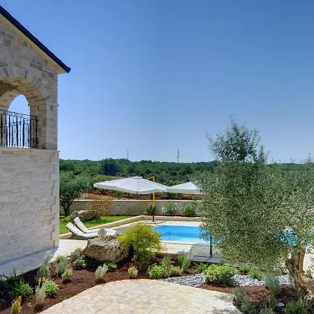 Near Rovinj With Pool And Sea Views 罗维尼村