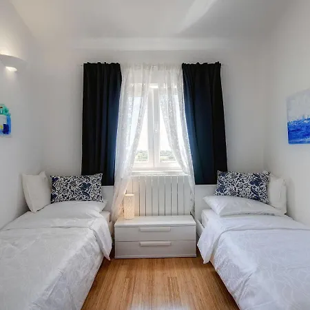 Near Rovinj With Pool And Sea Views 别墅