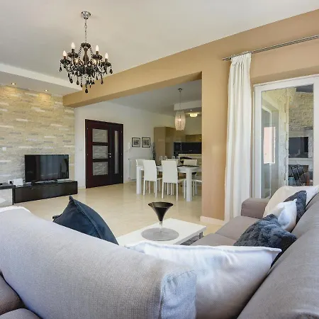 Near Rovinj With Pool And Sea Views