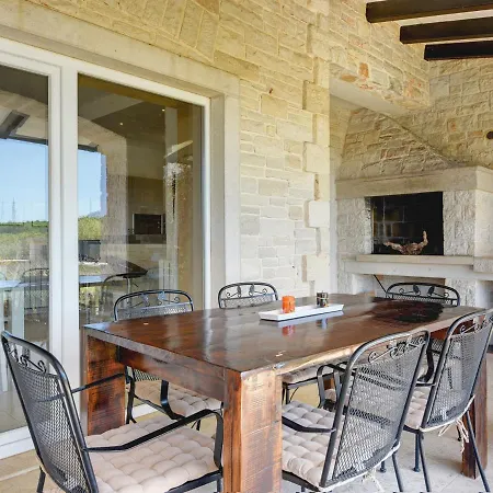 Near Rovinj With Pool And Sea Views * 罗维尼村