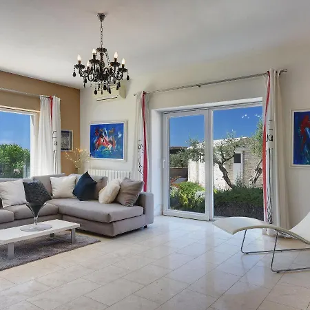 Near Rovinj With Pool And Sea Views 别墅