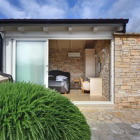 Near Rovinj With Pool And Sea Views 罗维尼村